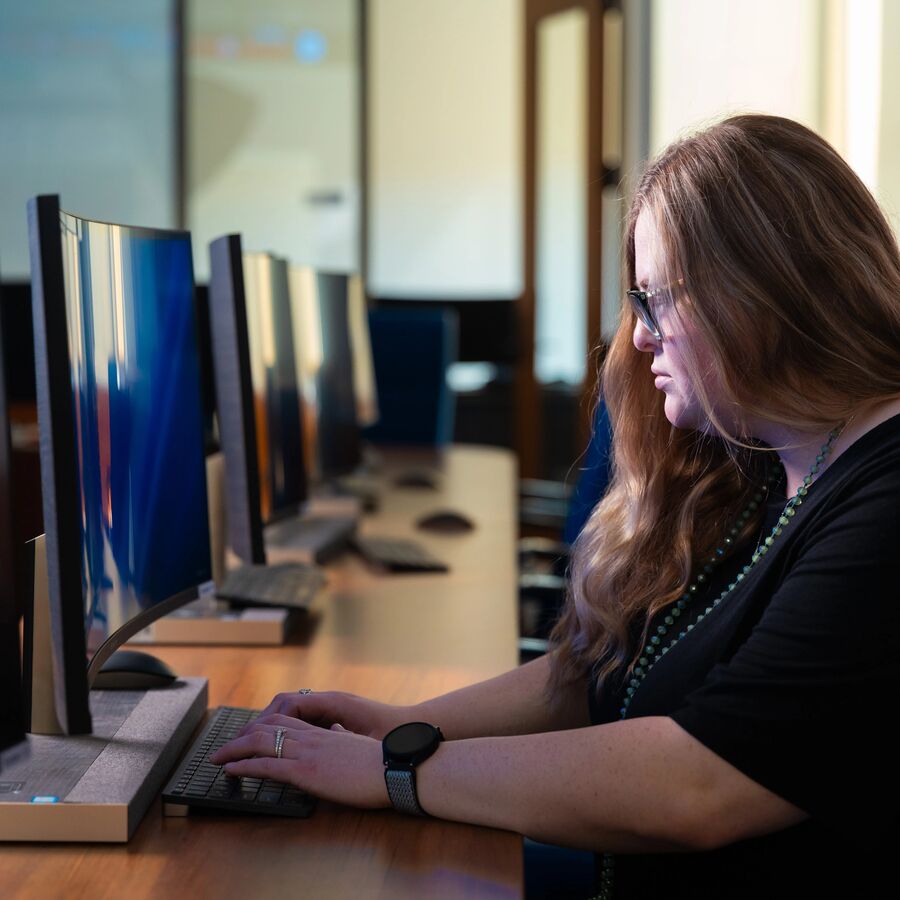 UT Tyler graduate student using a computer in a computer lab
