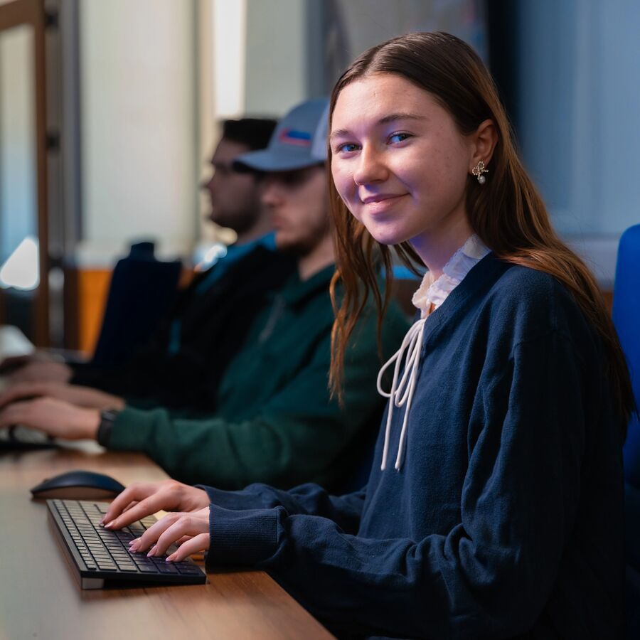 UT Tyler students using computers in a classroom