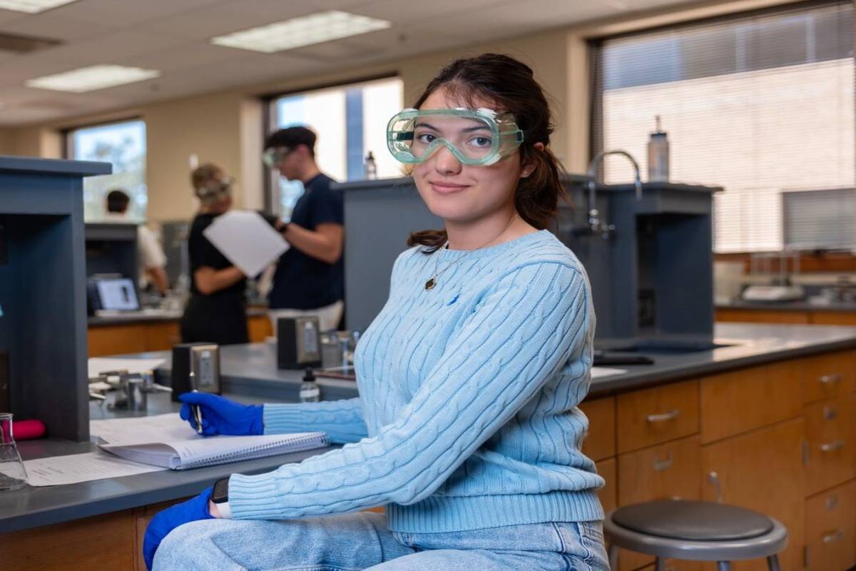 Female student working in the chemistry lab